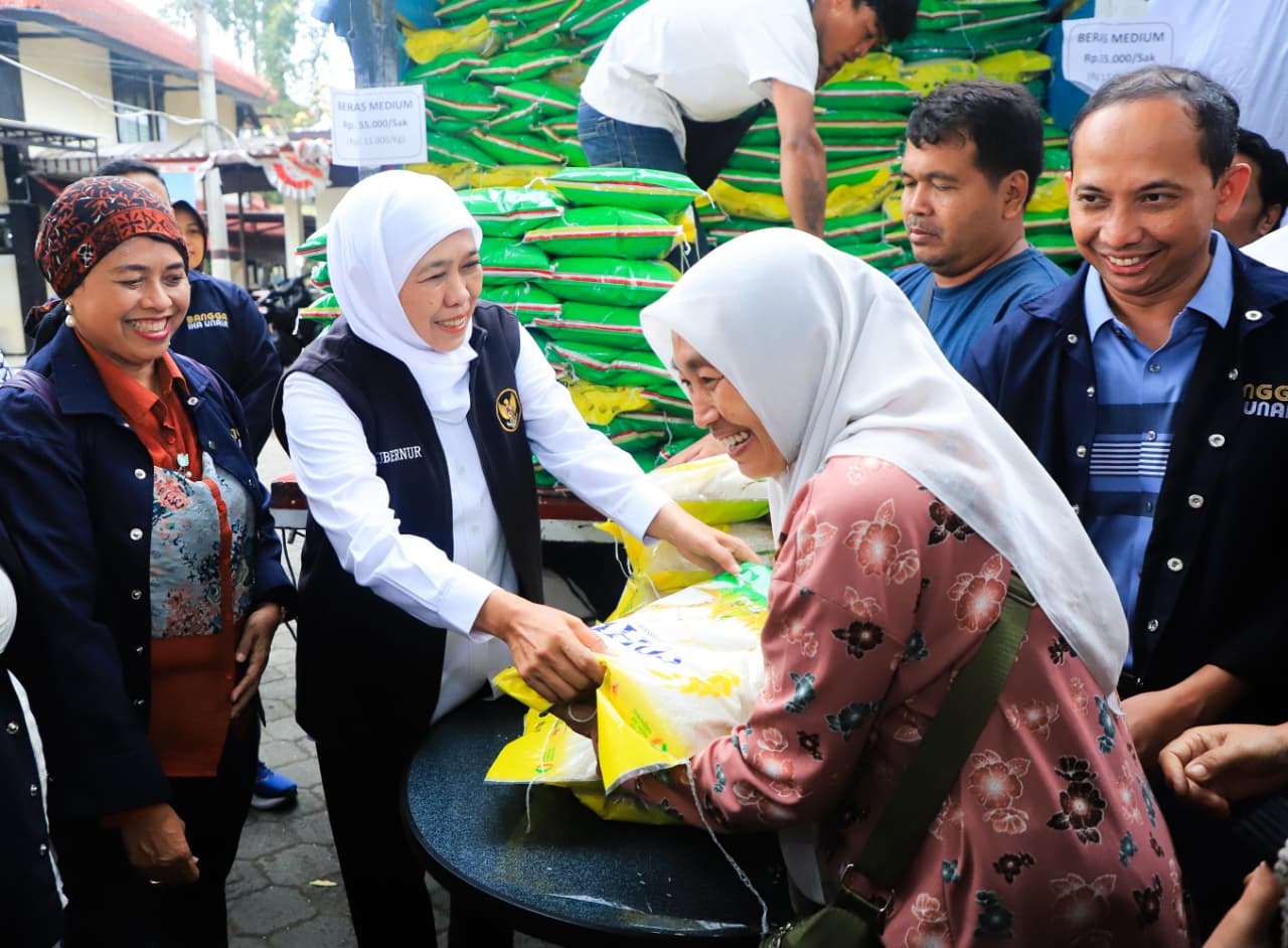 Jaga Keterjangkauan Harga Kebutuhan Bahan Pokok Masyarakat, Gubernur Khofifah Gelar Pasar Murah di Kota Malang