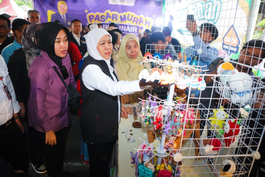 Jaga Keterjangkauan Harga Kebutuhan Bahan Pokok Masyarakat, Gubernur Khofifah Gelar Pasar Murah di Kota Malang
