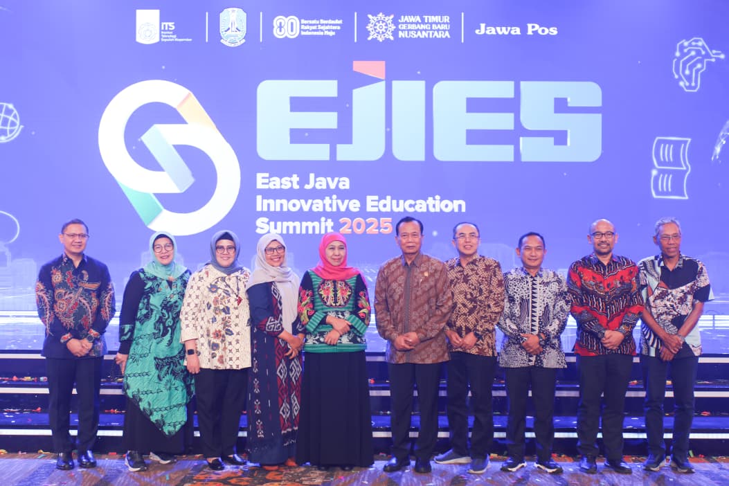 Gubernur Khofifah Berikan Apresiasi Inovasi Terbaik Insan Pendidikan Jawa Timur pada Ajang EJIES 2025