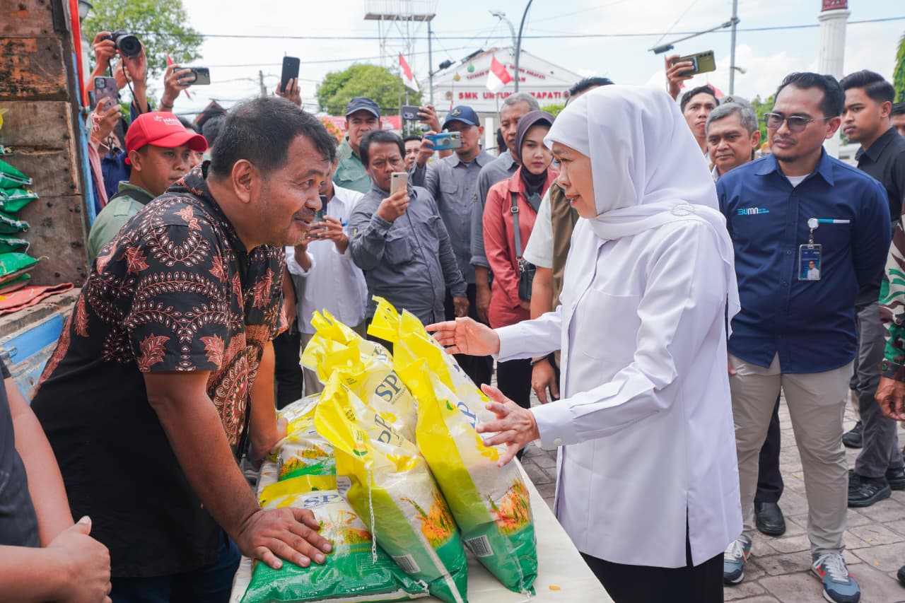 Kendalikan Inflasi dan Perkuat Ketahanan Pangan di Jatim, Gubernur Khofifah Gelar Pasar Murah di Kota Pasuruan