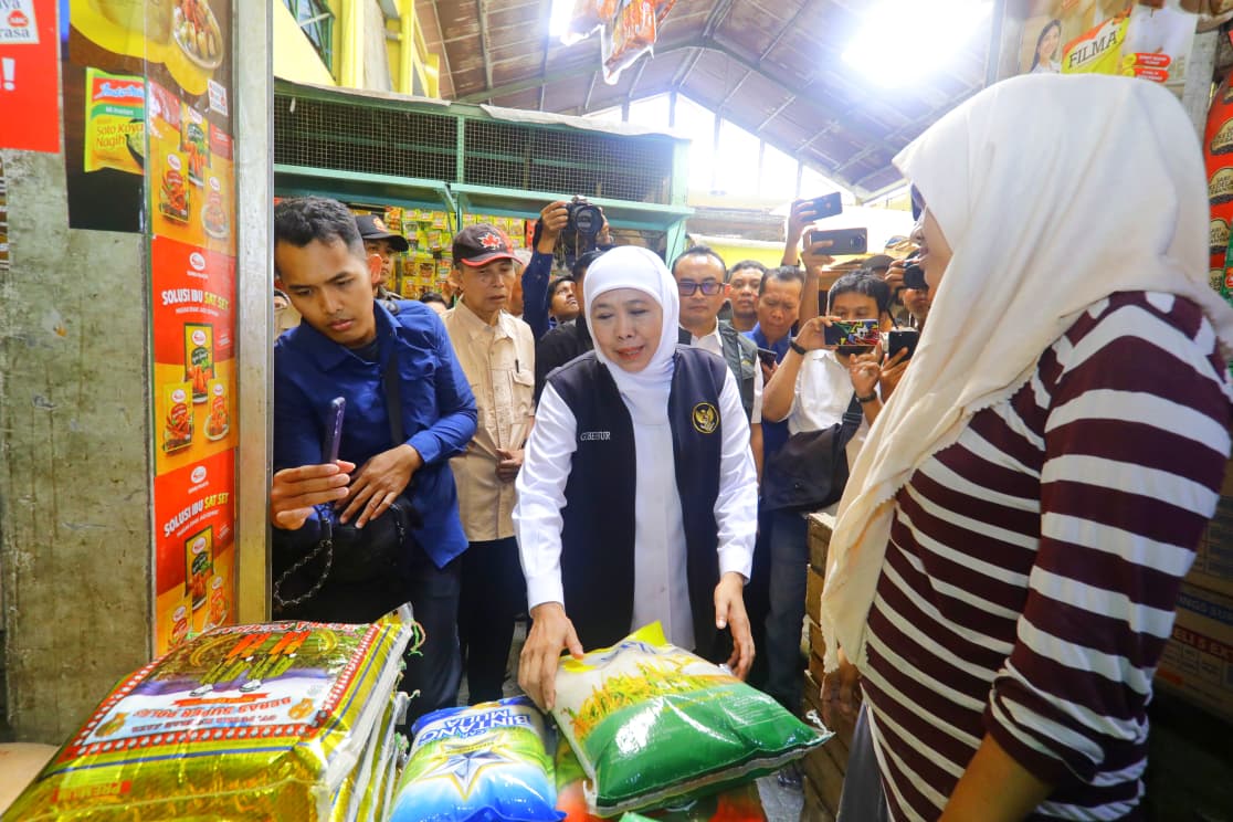 Blusukan ke Pasar Soponyono Surabaya, Gubernur Khofifah Pastikan Ketersediaan dan Harga Beras Medium Terjangkau Masyarakat
