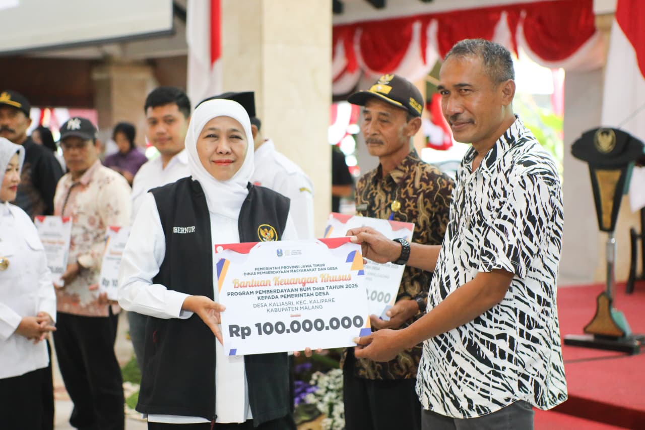 Gubernur Khofifah Salurkan Bansos, Zakat Produktif Hingga Alsintan Total Rp 16,1 Milyar untuk Masyarakat Kabupaten Malang