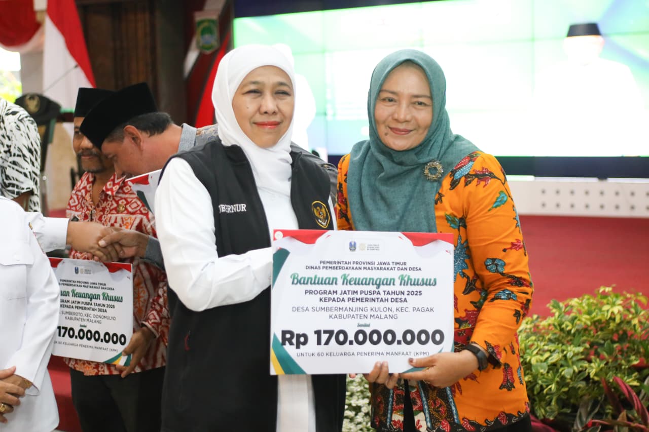 Gubernur Khofifah Salurkan Bansos, Zakat Produktif Hingga Alsintan Total Rp 16,1 Milyar untuk Masyarakat Kabupaten Malang