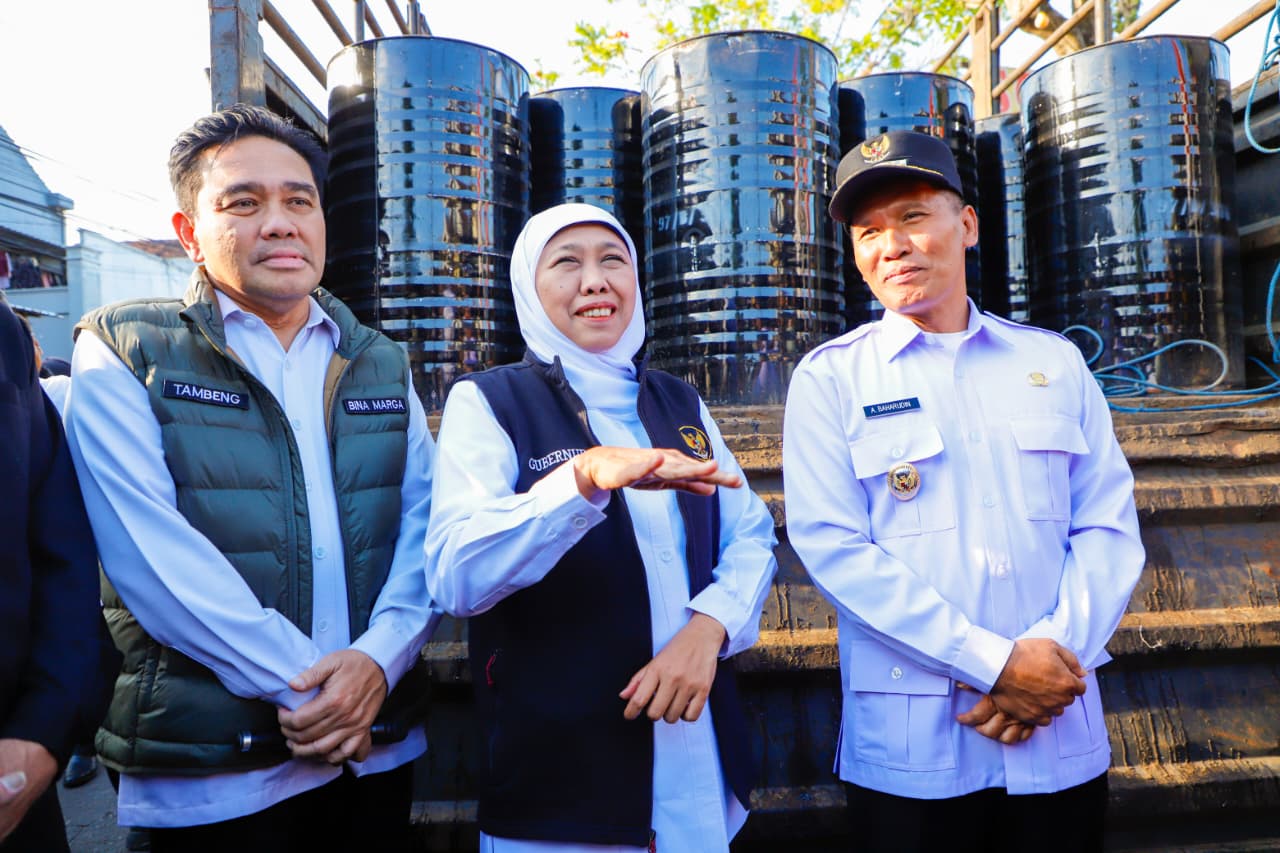 Gerak Cepat Perbaikan Jalan Tulungagung, Gubernur Khofifah Gelontorkan 300 Drum Aspal Lewat Sharing System