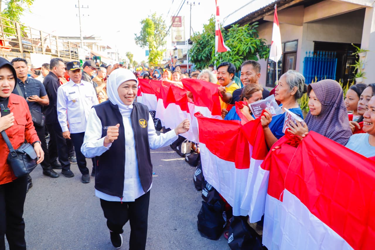 Gerak Cepat Perbaikan Jalan Tulungagung, Gubernur Khofifah Gelontorkan 300 Drum Aspal Lewat Sharing System