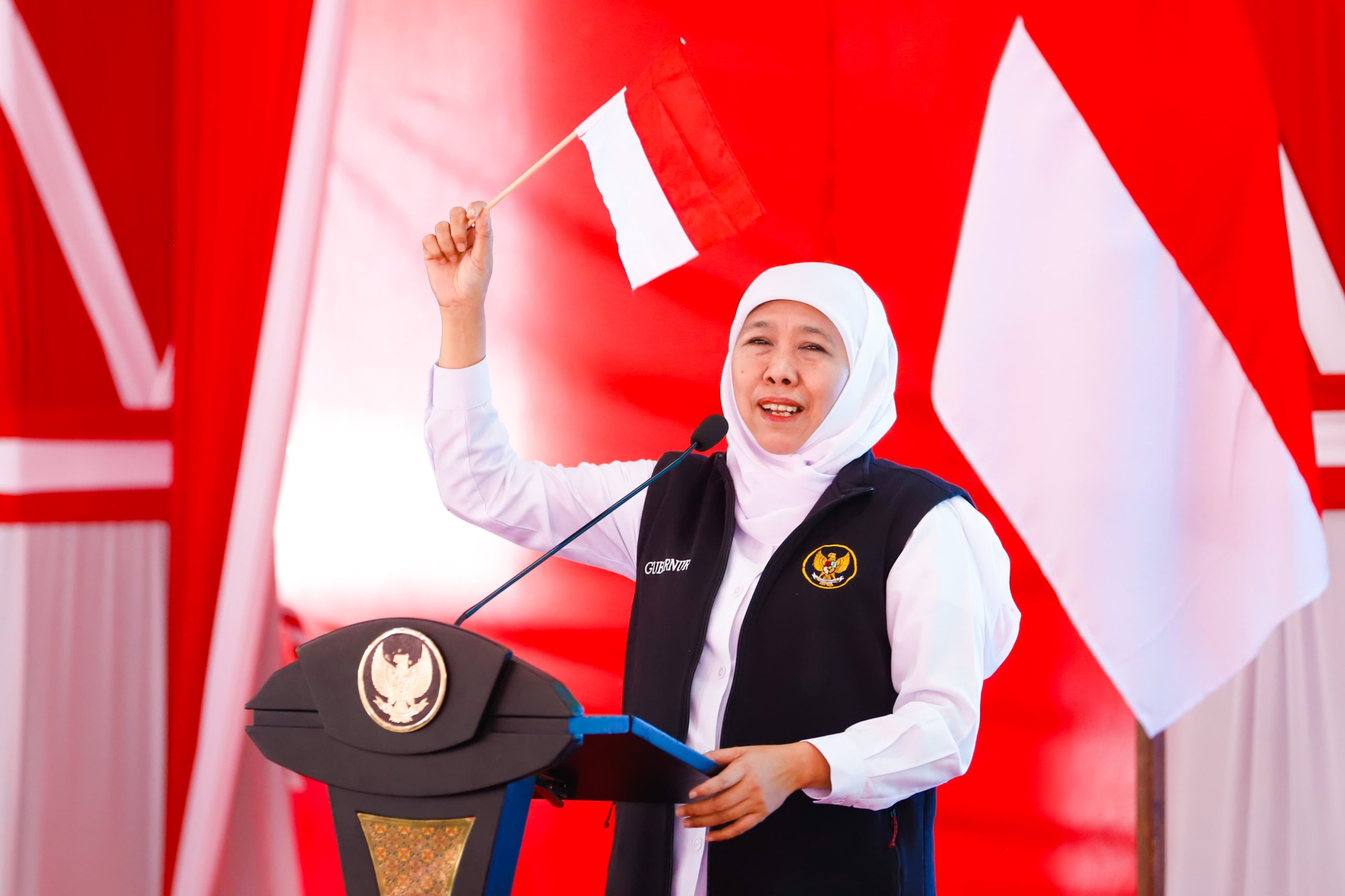 Salurkan Bantuan Rp12,6 Miliar Lebih dan Bagikan Bendera Merah Putih Untuk Masyarakat Sampang, Gubernur Khofifah Pastikan Bansos Tidak Digunakan Judi Online