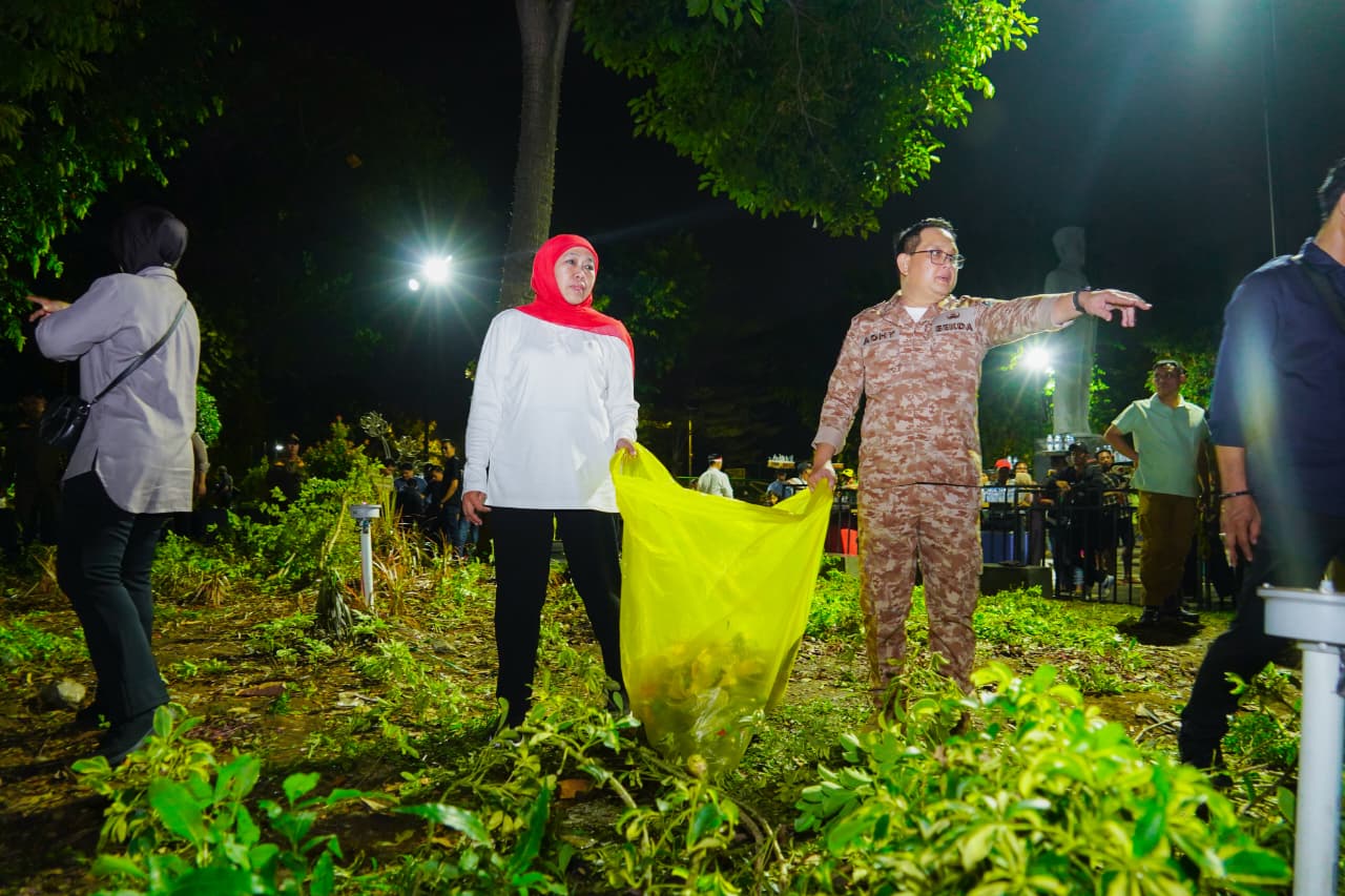 Gubernur Khofifah Turun Langsung Pastikan Taman Apsari Bersih dan Pulih Pasca Pesta Rakyat
