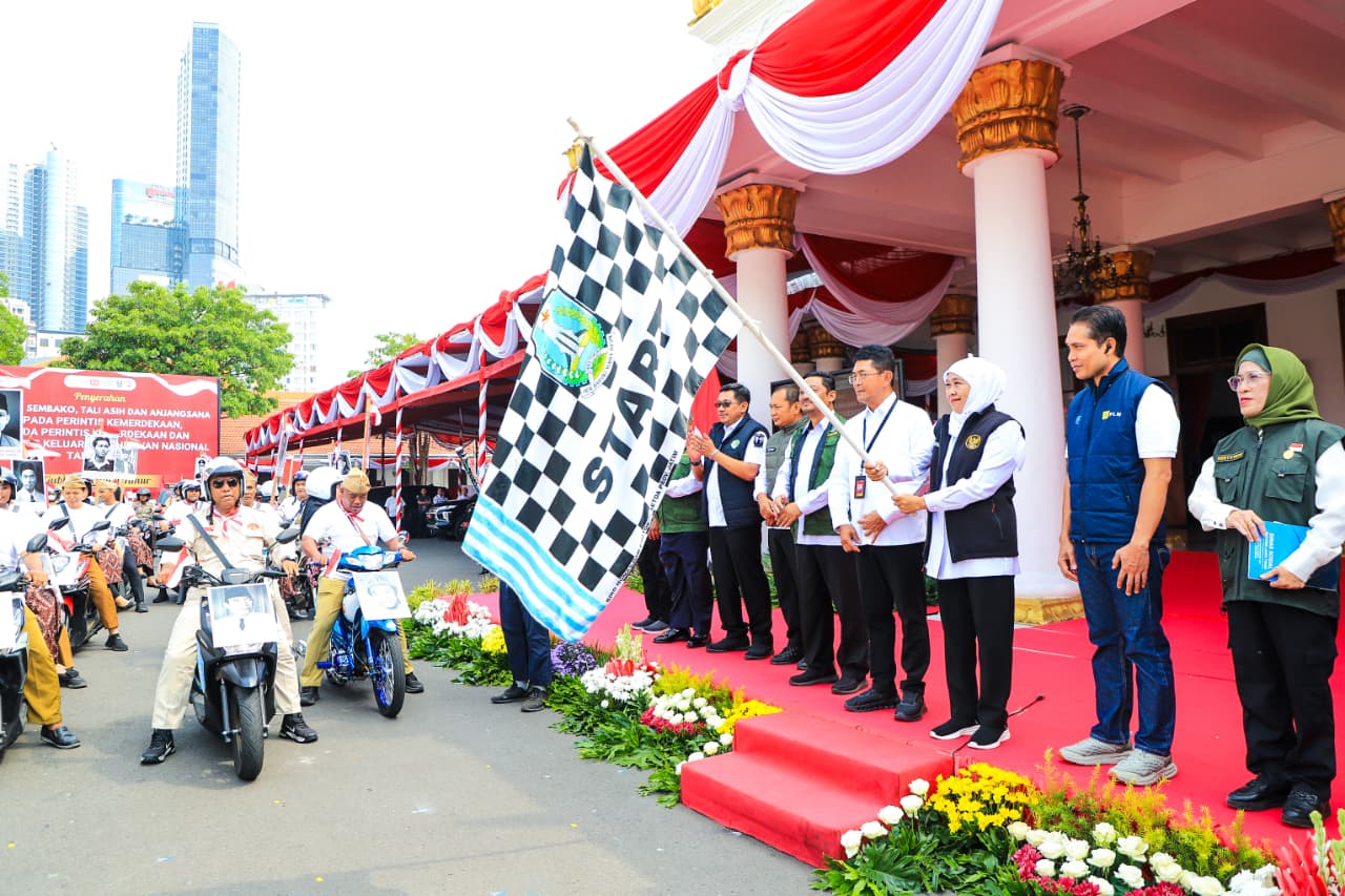 Gubernur Khofifah Kendarai Motor Listrik Pimpin Langsung Penyerahan Tali Asih untuk Perintis, Janda Kemerdekaan dan Keluarga Pahlawan Nasional