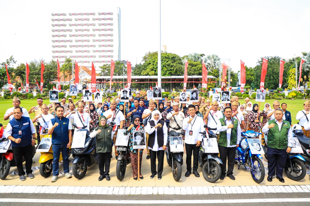 Gubernur Khofifah Kendarai Motor Listrik Pimpin Langsung Penyerahan Tali Asih untuk Perintis, Janda Kemerdekaan dan Keluarga Pahlawan Nasional