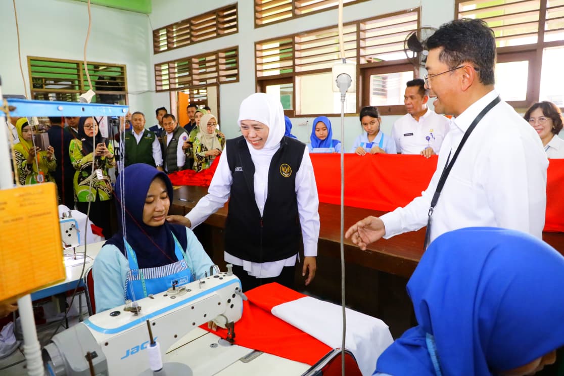 Tumbuhkan Semangat Nasionalisme Pelajar, Gubernur Khofifah Bersama Murid SMA/SMK/SLB se Jatim Jahit Bendera Merah Putih Terpanjang