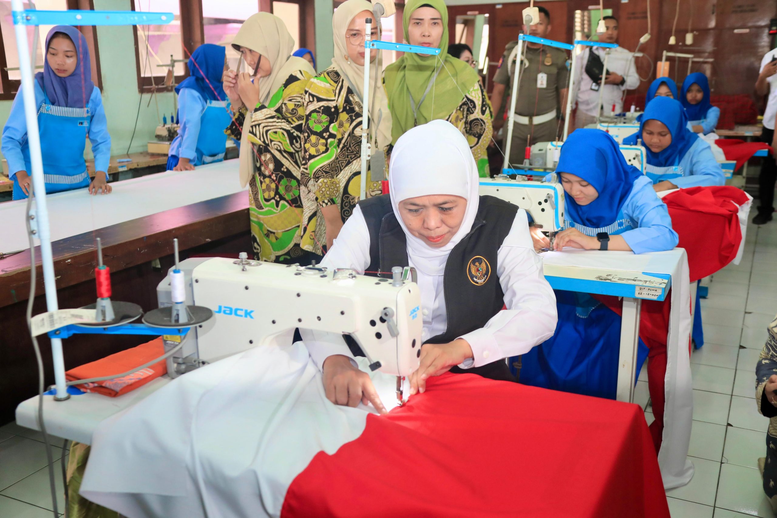 Tumbuhkan Semangat Nasionalisme Pelajar, Gubernur Khofifah Bersama Murid SMA/SMK/SLB se Jatim Jahit Bendera Merah Putih Terpanjang