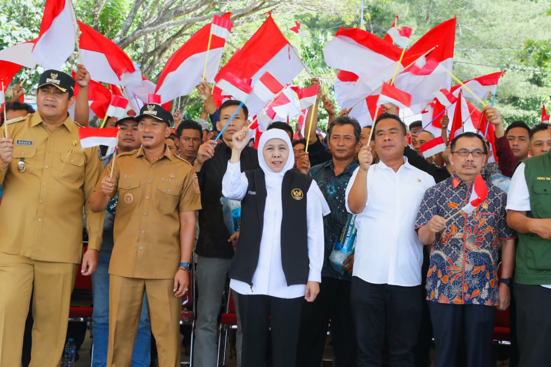 Gubernur Khofifah Serahkan Bantuan Khusus Bagi Nelayan Pacitan, Optimis Tingkatkan Kesejahteraan Nelayan Jatim