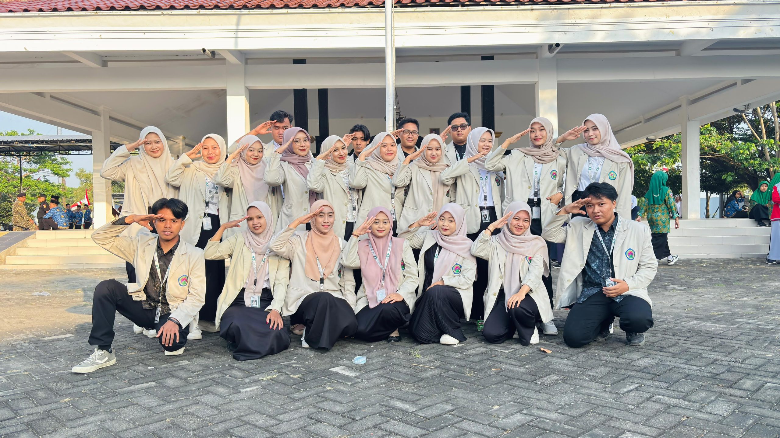 Mahasiswa KPM UNIPDU Kelompok 9 Desa Gondang Manis Ikuti Upacara HUT RI ke-80 di Kecamatan Bandarkedungmulyo