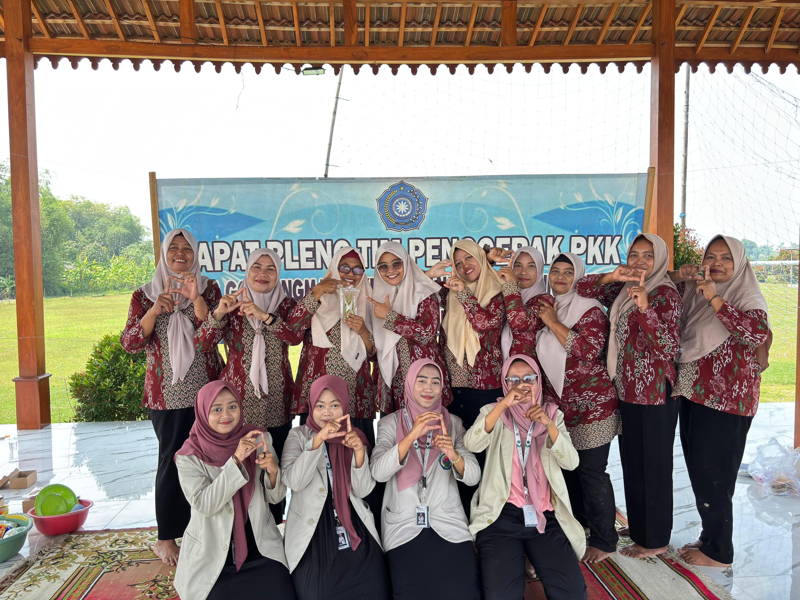 Demo Produk Stick Daun Jambu Gondang Manis, Mahasiswa KPM Unipdu Gandeng Ibu-Ibu PKK
