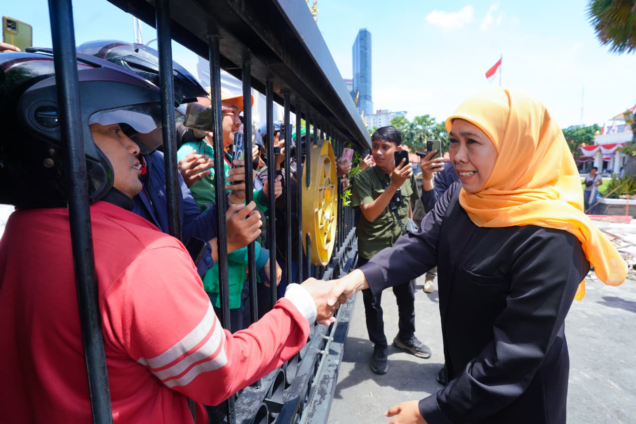 Gubernur Khofifah Temui Warga Depan Grahadi, Tegaskan Komitmen Dengar dan Tindaklanjuti Keluhan
