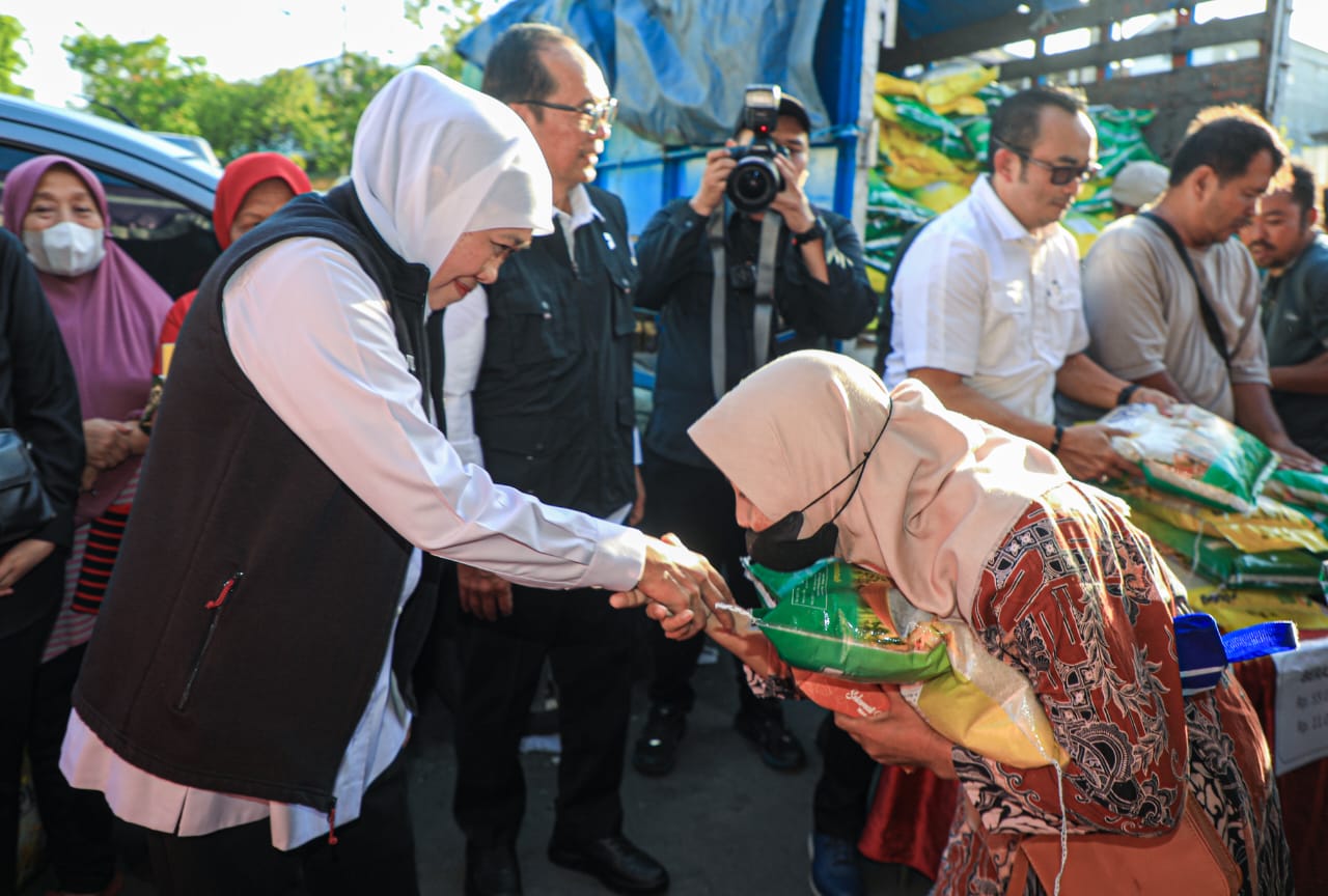 Gubernur Khofifah Gelar Pasar Murah di Surabaya, Sembako Dijual di Bawah Harga Pasar