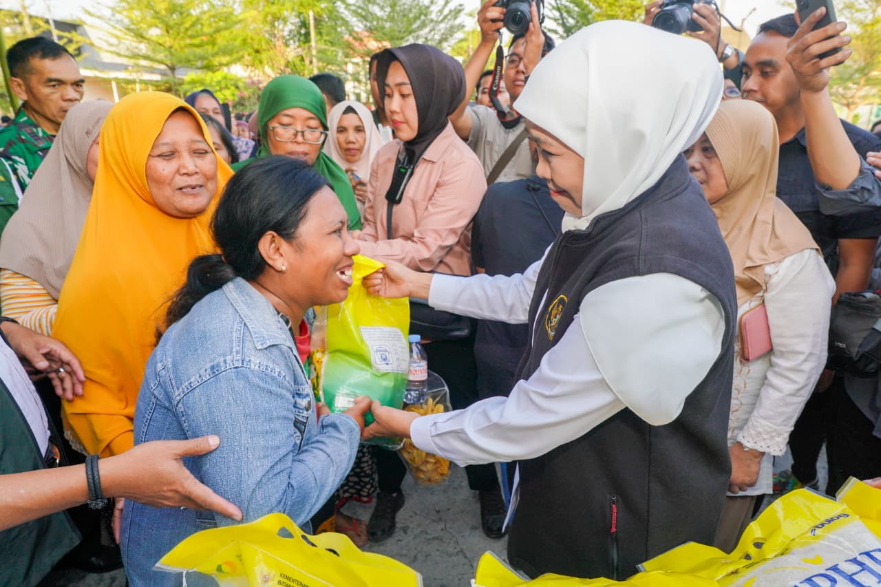 Gubernur Khofifah Gelar Pasar Murah di Gresik, Warga Serbu Sembako Harga Terjangkau