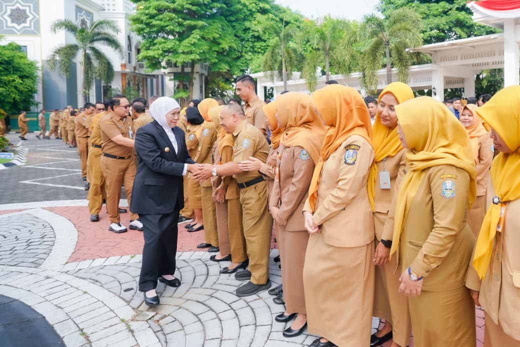 Gubernur Khofifah Serahkan Santunan ASN Terdampak Aksi Grahadi dan Ajak Waspada dalam Ruang Digital