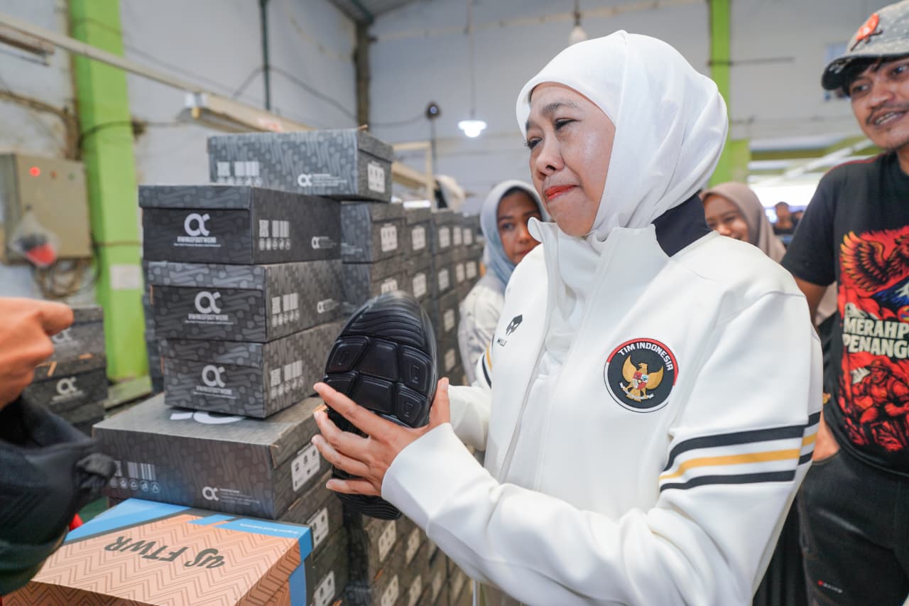 Gubernur Khofifah Kunjungi Industri Sepatu Awake, Buktikan Komitmen Dukung Produk Dalam Negeri