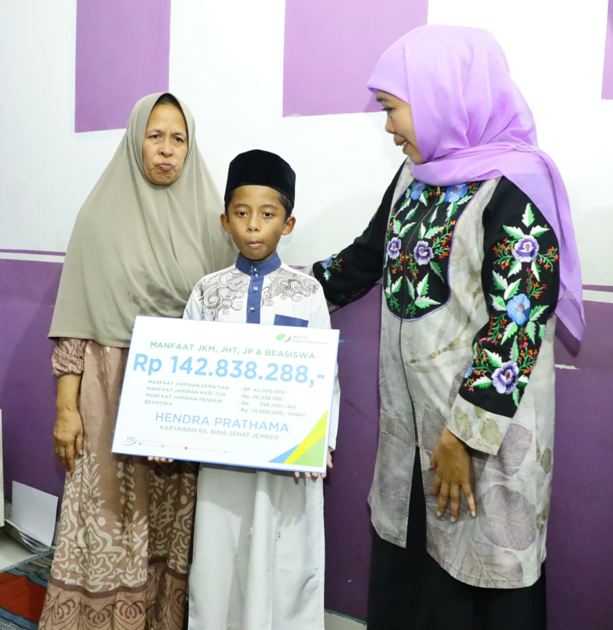 Gubernur Khofifah Turun Langsung Serahkan Santunan Keluarga Korban dan Dorong Solusi Keselamatan Jalan