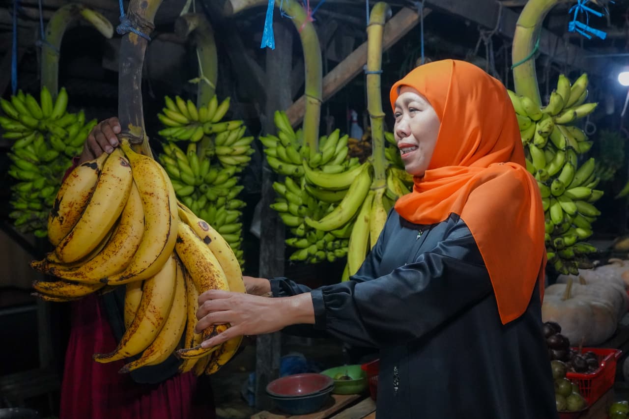 Gubernur Khofifah Borong Buah Lokal dan Bagikan Sembako ke Pedagang Pasar Ranuyoso Lumajang