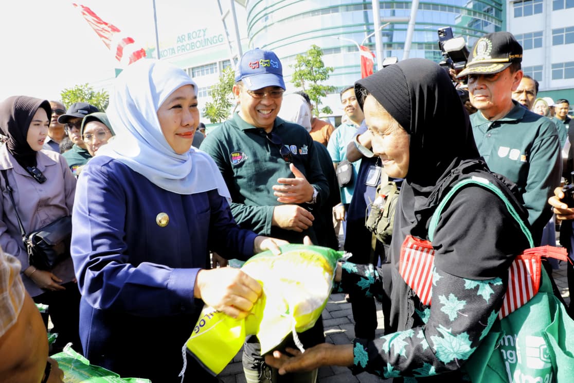 Gubernur Khofifah Hadir di Tengah Masyarakat Probolinggo, Bagikan Sembako dan Tekan Harga Pangan Lewat Pasar Murah