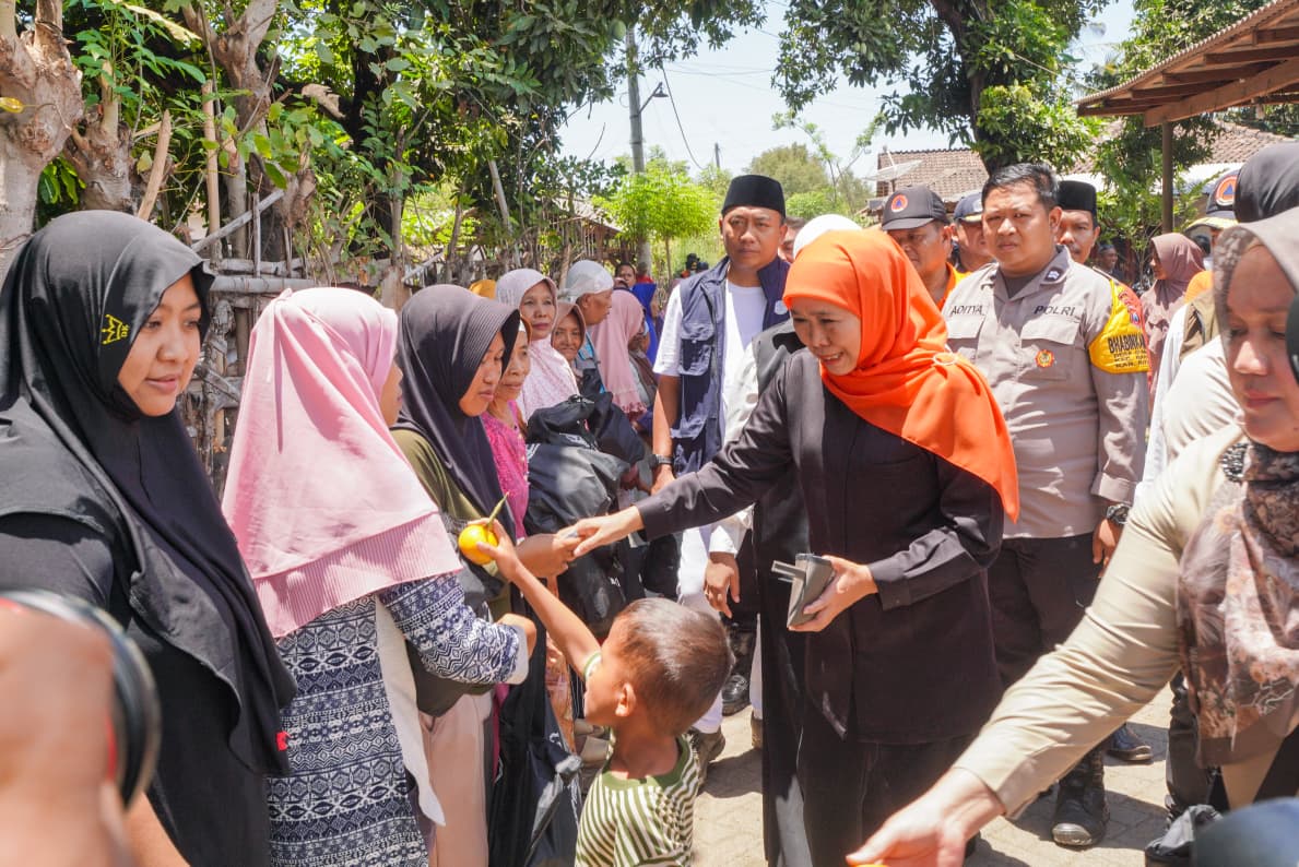 Gubernur Khofifah Serahkan Bantuan Sandang, Pangan, dan Material Bagi Warga Situbondo Terdampak Gempa