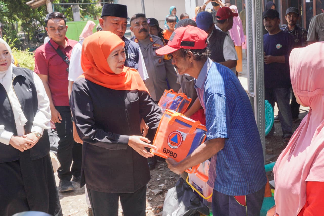 Gubernur Khofifah Tinjau Lokasi Gempa Situbondo, Serahkan Bantuan dan Ingatkan Mitigasi Melalui Desa Tangguh Bencana