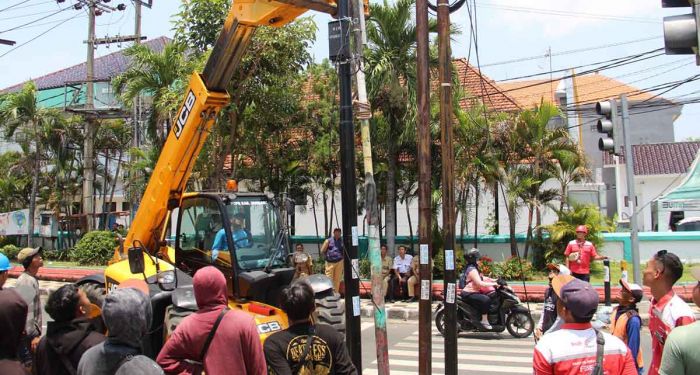 Demi Wajah Jombang, Provider Resmi Ambil Bagian dalam Penertiban Tiang dan Kabel Fiber Optik.