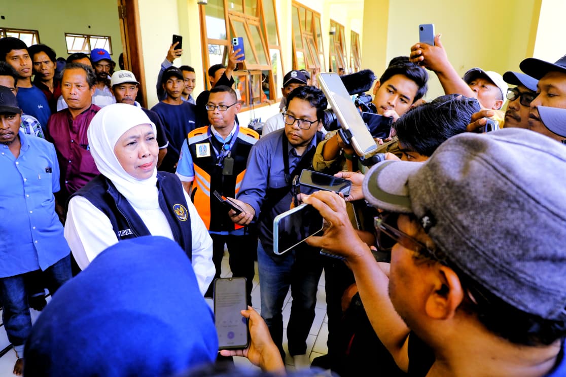 Gubernur Khofifah Tinjau Langsung Distribusi Bantuan Kemanusiaan di Bawean, Libatkan KRI Surabaya 591