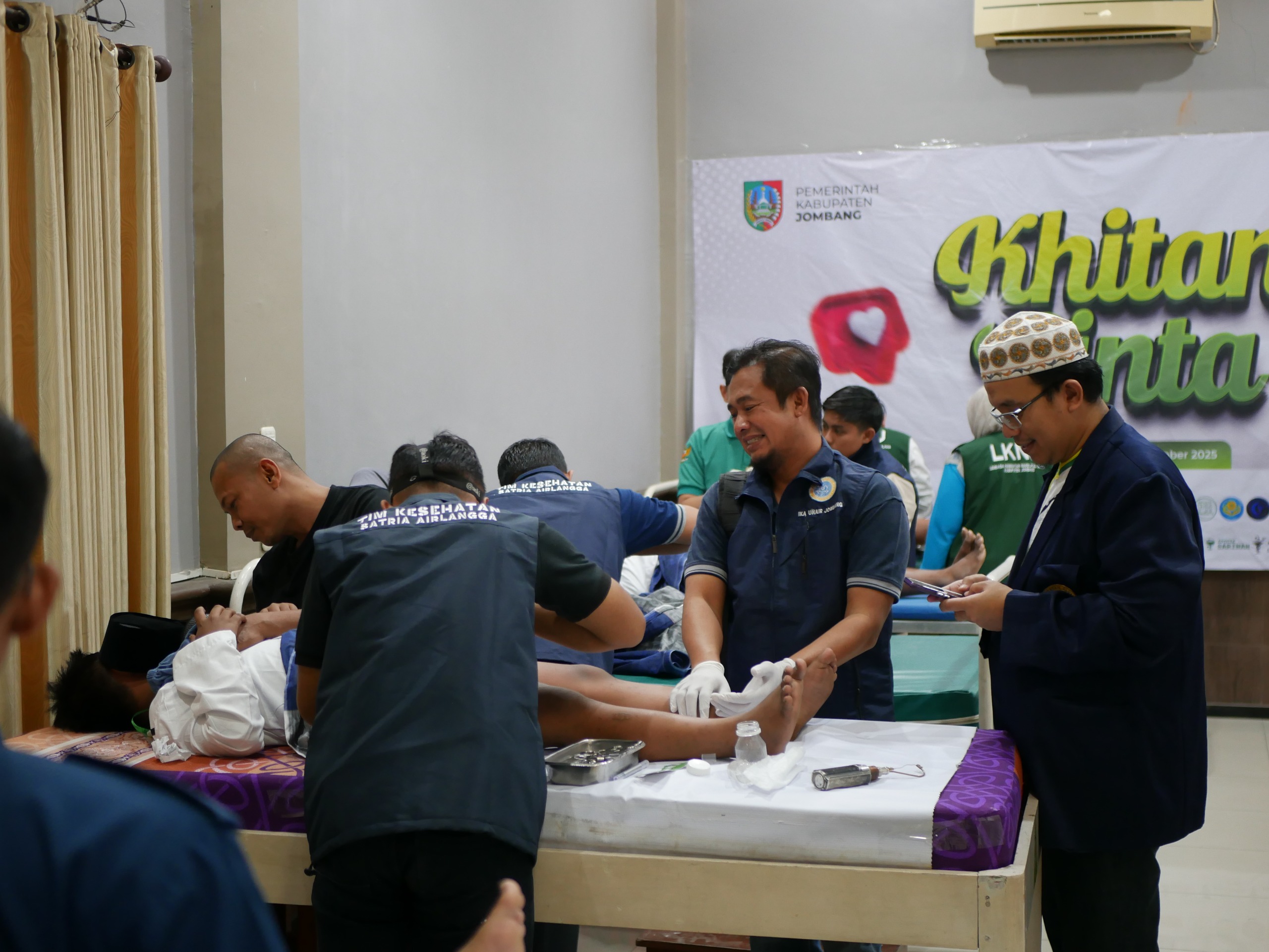 Berikut saya buatkan naskah berita dari artikel yang Anda berikan: — Baznas Jombang Gelar Khitan Cinta 2025, 115 Anak Ikuti Layanan Sosial Kesehatan Jombang – Baznas Kabupaten Jombang kembali menggelar program sosial unggulan Khitan Cinta 2025 yang
