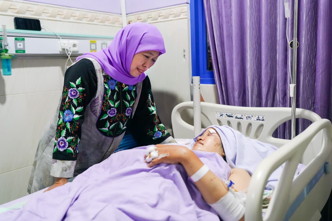 Gubernur Khofifah Tinjau Penanganan Medis Korban Kecelakaan Bus, Santuni dan Beri Dukungan Moril