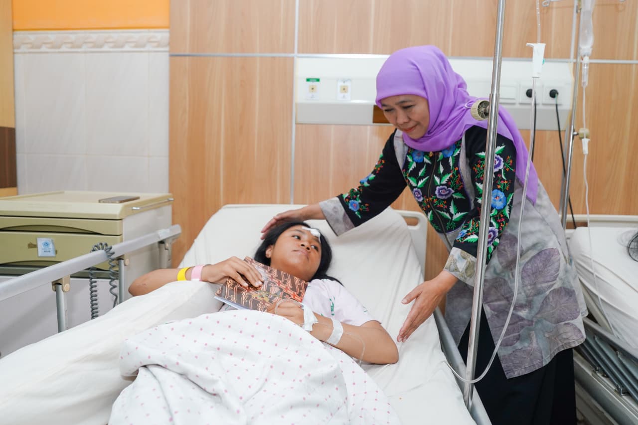 Gubernur Khofifah Besuk Korban Luka di RS Bina Sehat Jember, Doakan Kesembuhan dan Serahkan Santunan