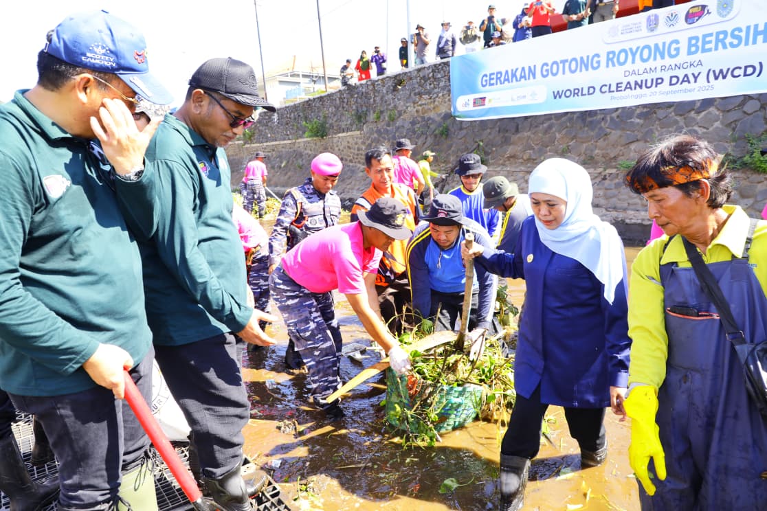 Gubernur Khofifah Pimpin Langsung Aksi Bersih Sungai di Probolinggo, Dorong Gerakan Menuju Indonesia Bebas Sampah 2029