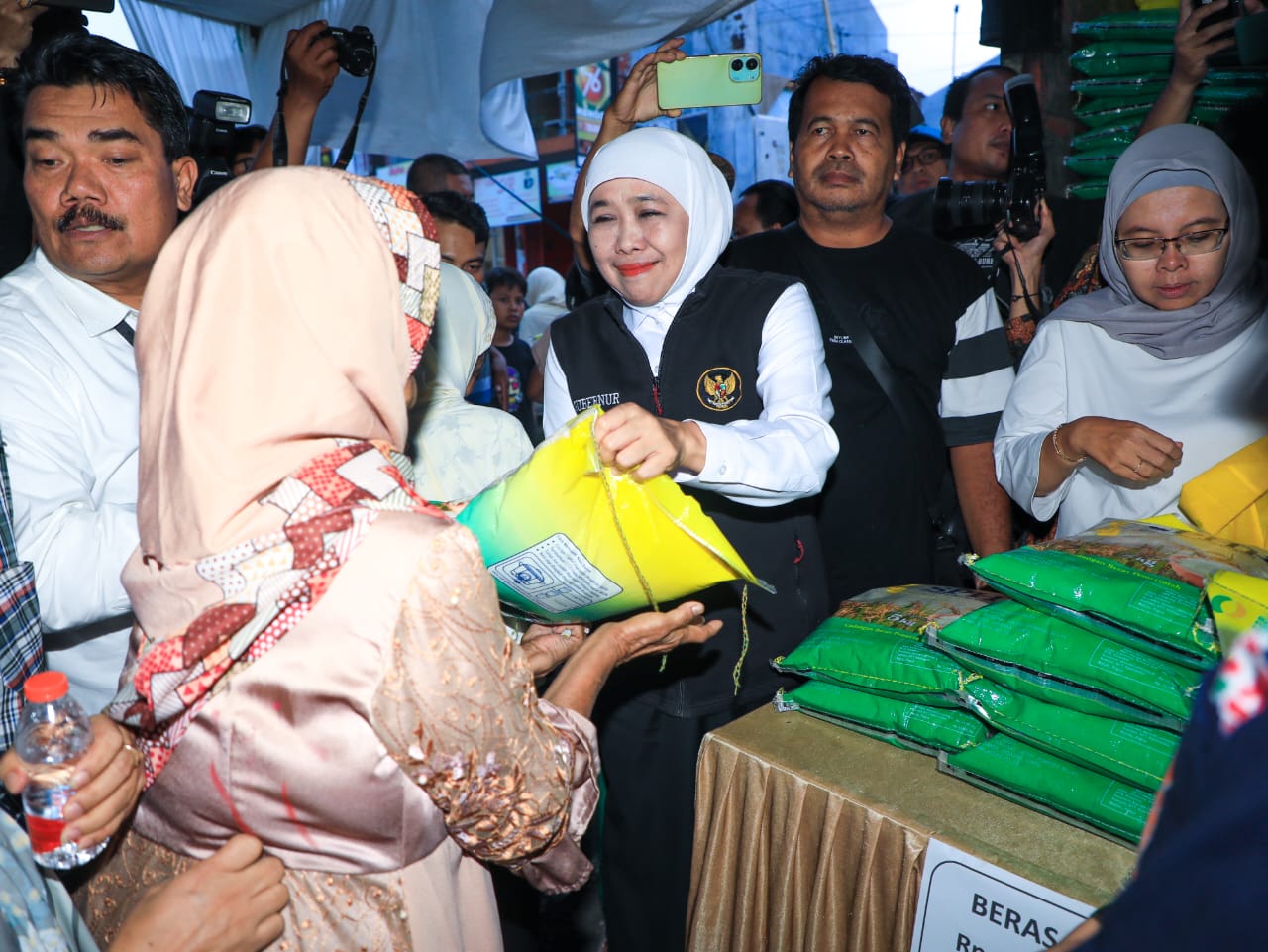 Gubernur Khofifah Bawa Pasar Murah ke Pacet, Harga Beras hingga Minyakita Lebih Murah dari HET
