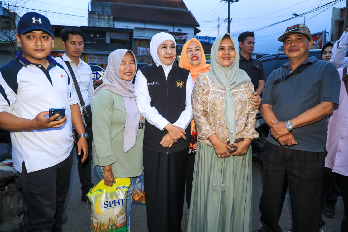 Pasar Murah Pacet Diserbu Warga, Gubernur Khofifah Tunjukkan Komitmen Hadirkan Sembako Murah dan Terjangkau