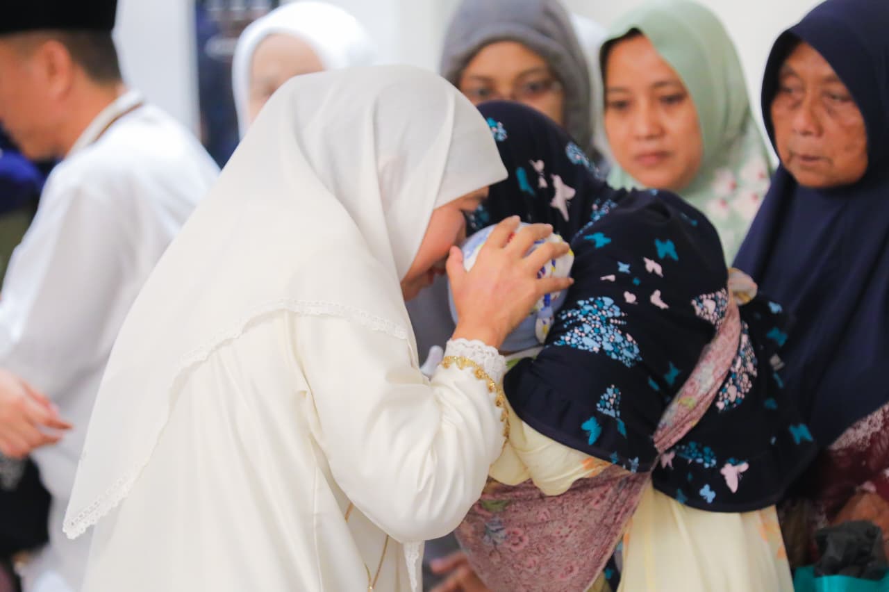 Gubernur Khofifah Serahkan Santunan kepada 7 Keluarga Korban Kebakaran, Tekankan Pentingnya Kepedulian Sosial