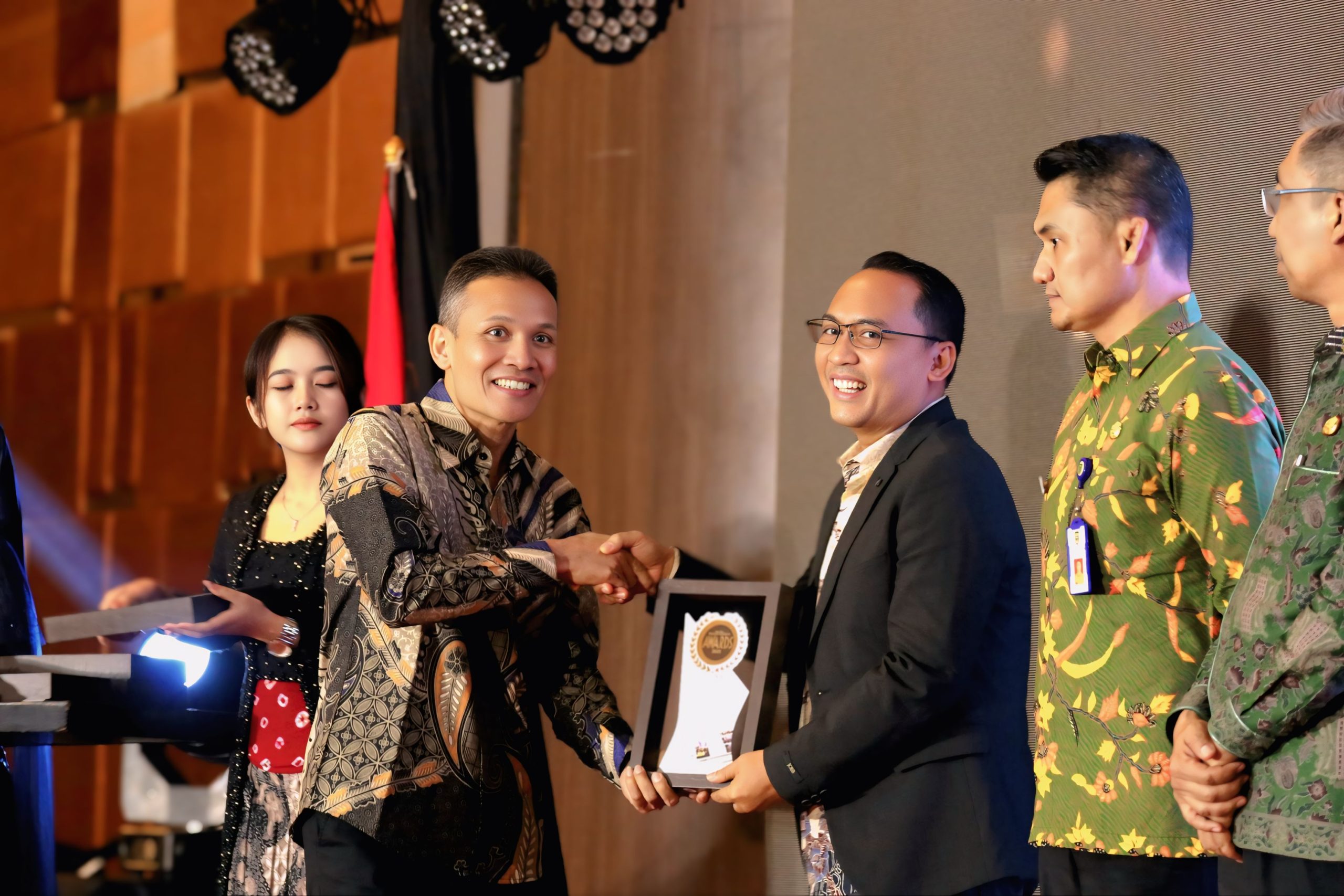 Biro Adpim Jatim Sabet Penghargaan Top Public Service Jawa Pos Radar Madiun Awards 2025