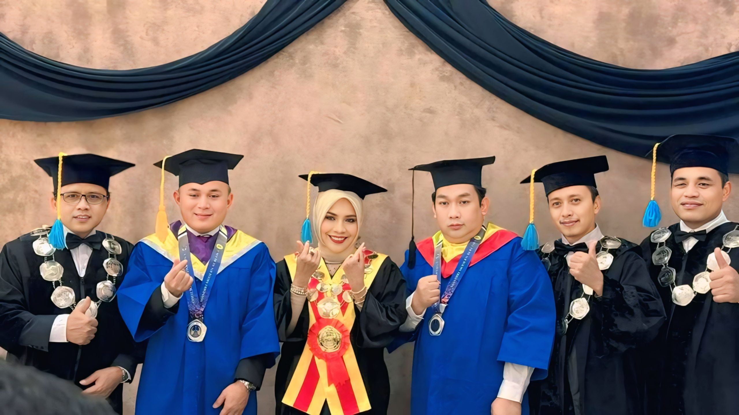 Wisuda Unitomo 2025: Pasangan Doktor hingga ASN Pemprov Jatim Warnai Momen Penuh Inspirasi