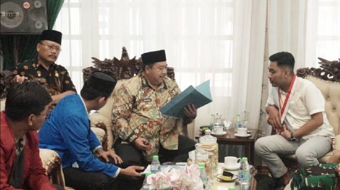 Mahasiswa Sampaikan Tuntutan, Bupati Jombang Warsubi Tegaskan Komitmen Transparansi