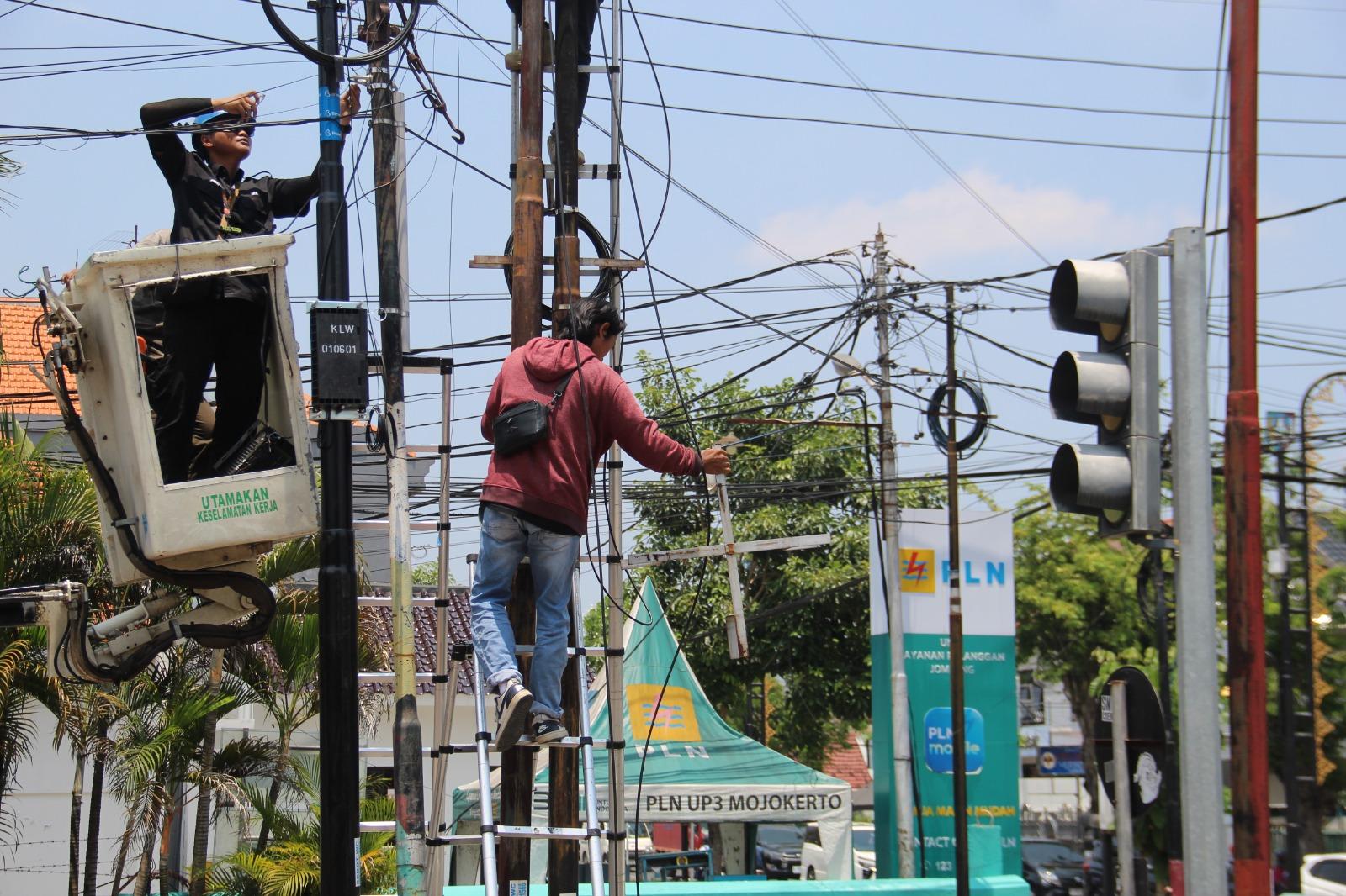 Babak Baru Penataan Ruang Publik Jombang: Provider dan Pemerintah Kolaborasi Rapikan Kabel.