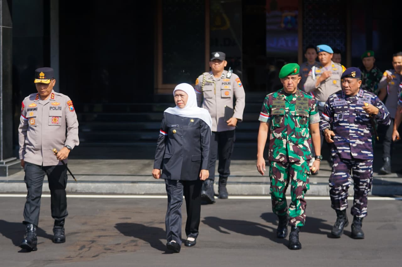 Khofifah Tegaskan Komitmen Jaga Jatim Aman dalam Apel dan Doa Bersama Kamtibmas