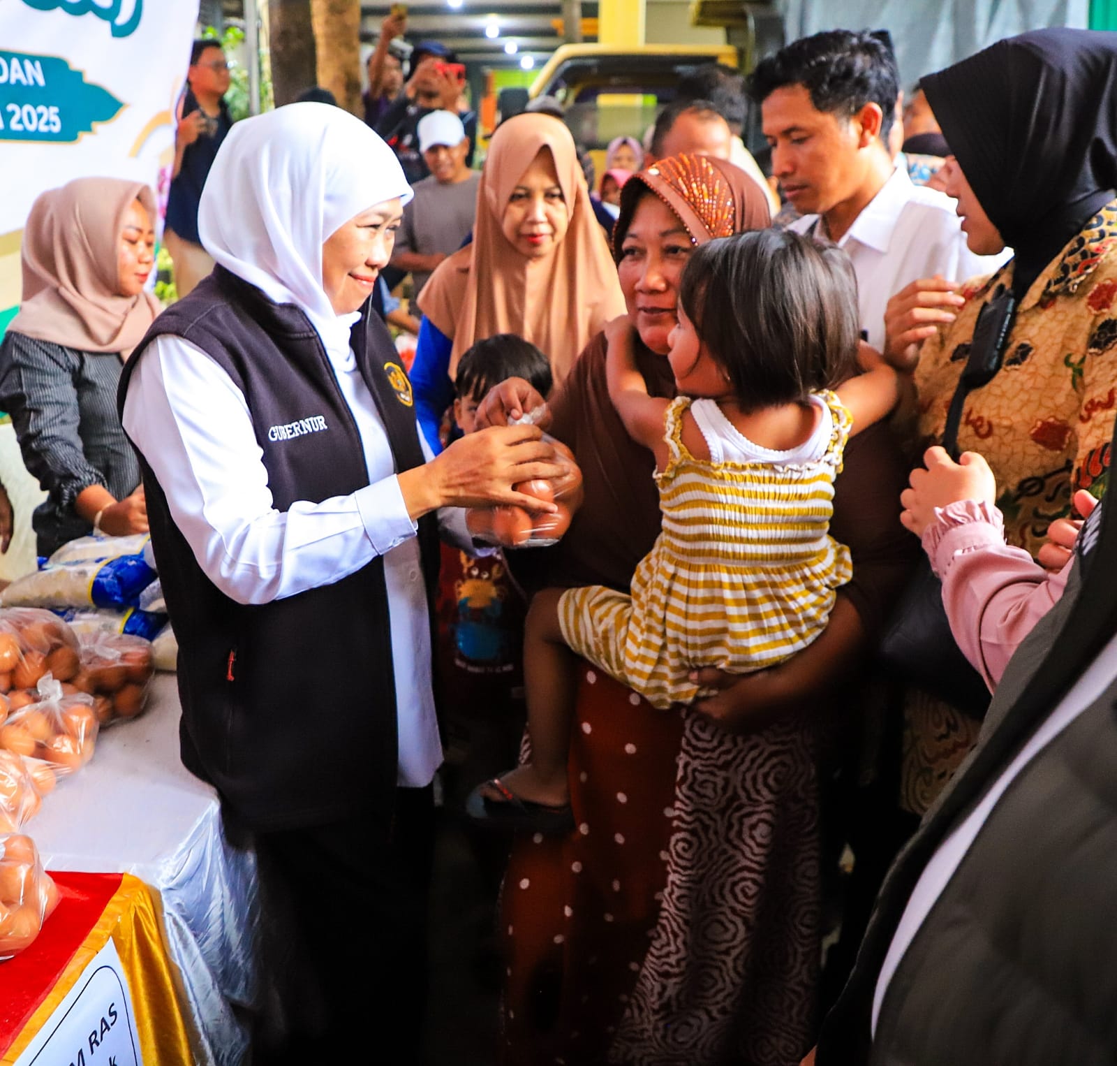 Gubernur Khofifah Tinjau Pasar Murah Waru, Pastikan Harga Pangan Stabil dan Warga Terjangkau