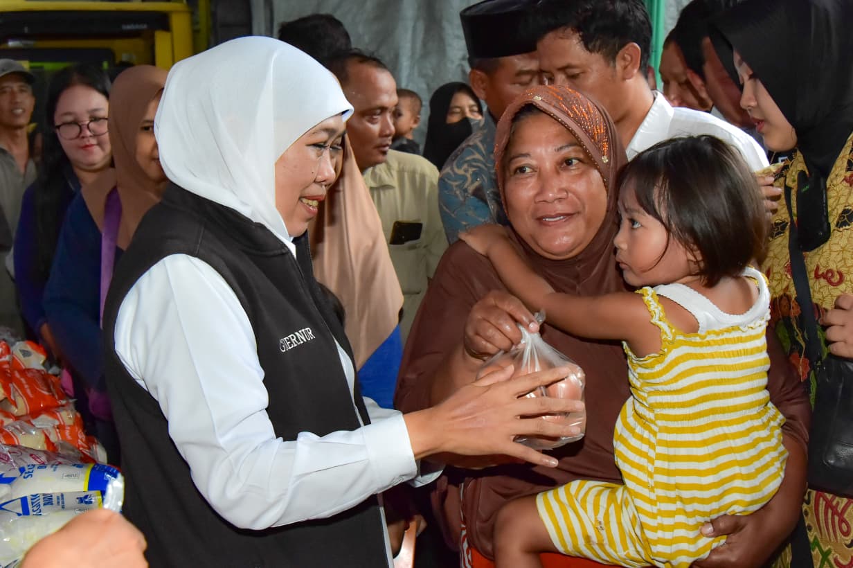 Gubernur Khofifah Hadirkan Pasar Murah di Waru: Sembako Murah, Warga dan UMKM Senang