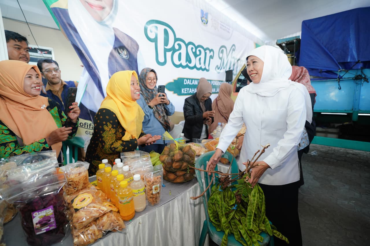 Gubernur Khofifah Tegaskan Komitmen Jaga Harga Pangan Lewat Pasar Murah ke-99 di Jombang