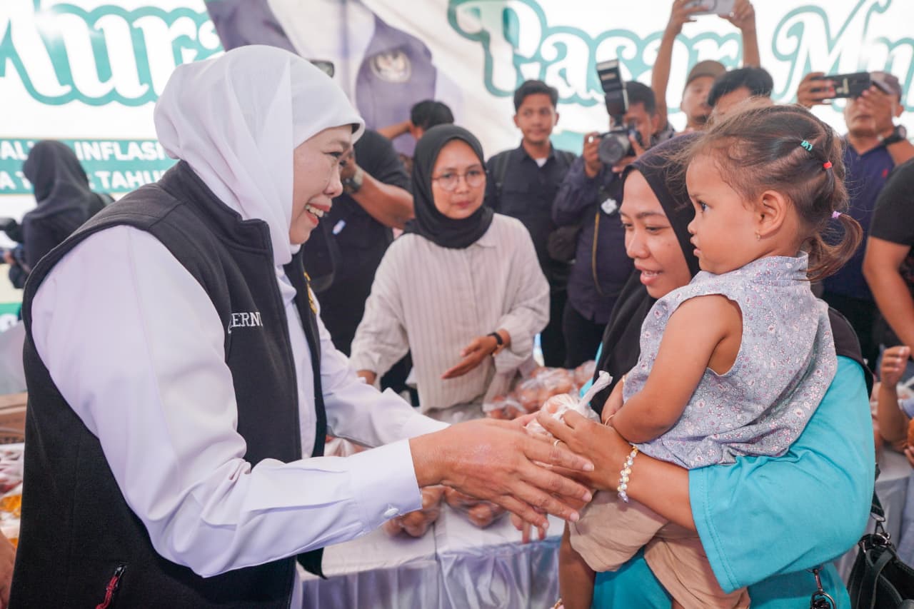 Gubernur Khofifah Tinjau Pasar Murah Ke-115 di Situbondo, Pastikan Harga Pangan Terjangkau dan Libatkan IKM Lokal