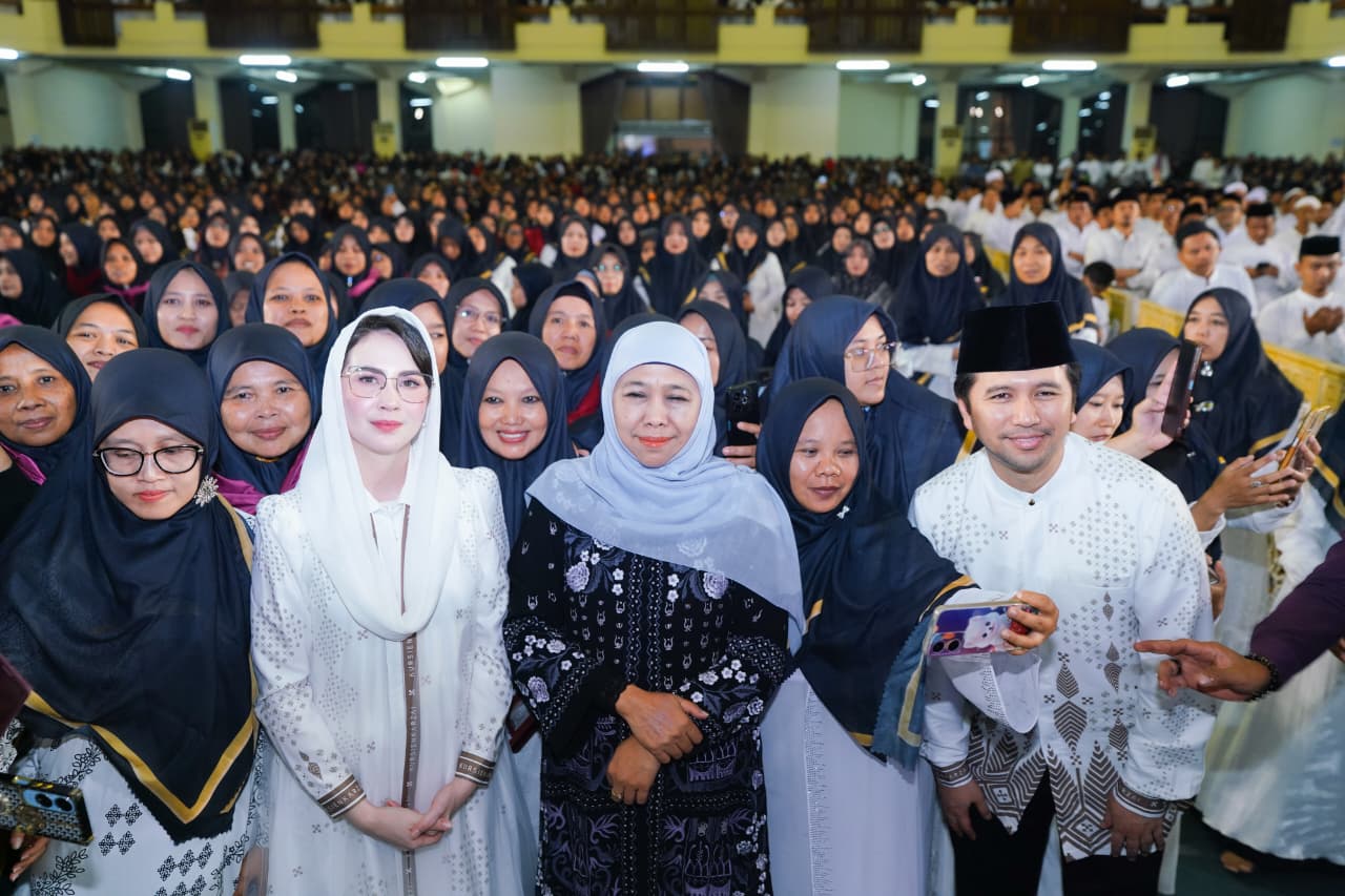 Gubernur Khofifah Pimpin Doa Bersama 4.000 Hafidz-Hafidzah, Mohon Keberkahan untuk Jatim dan Doakan Korban Ponpes Al Khoziny