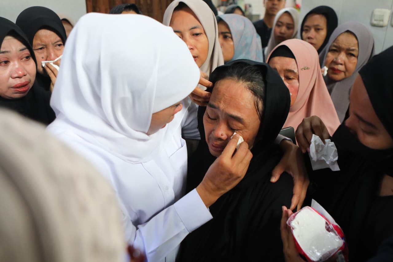 Gubernur Khofifah Takziah dan Iringi Pemakaman Naufal Takdir Al Bari, Atlet Muda Berbakat yang Harumkan Nama Jatim