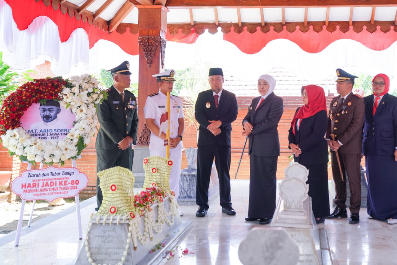 Peringati HUT ke-80 Jatim, Gubernur Khofifah Ziarah ke Makam RMTA Soerjo dan Ajak Muda-Mudi Teladani Kepahlawanan