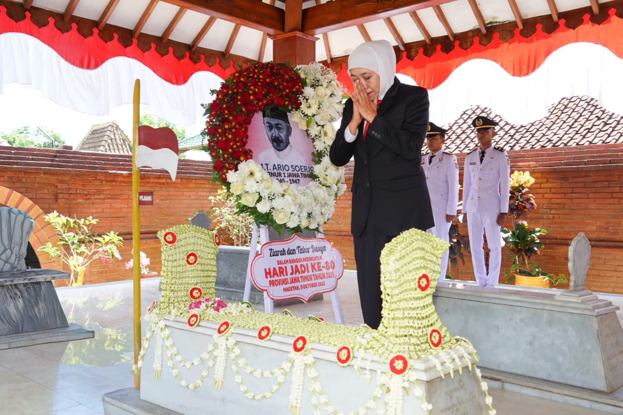 Ziarah ke Makam RMTA Soerjo, Gubernur Khofifah Ajak Generasi Muda Warisi Semangat Juang Pahlawan Bangsa